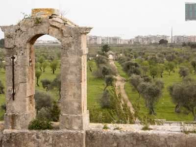 ...che ci conduce sul tetto dell�edificio: una terrazza dominata da un campanile a vela ormai privo di campana 